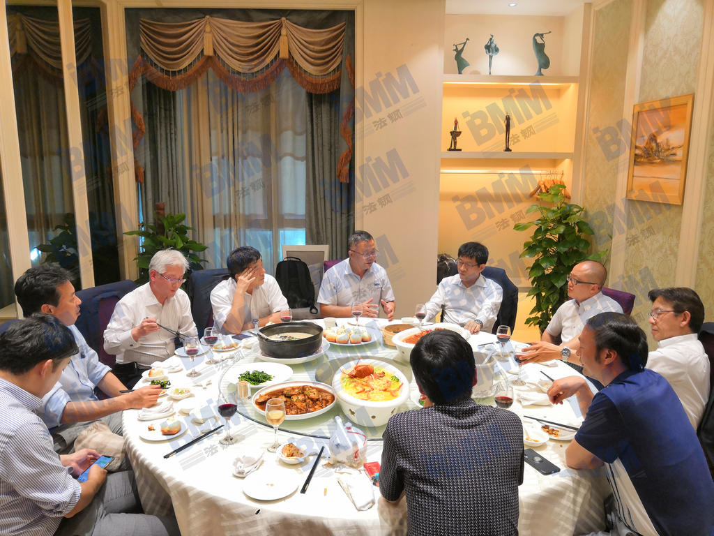 訪問結(jié)束后，法鋼集團(tuán)負(fù)責(zé)人邀請JFE鋼鐵高層共進(jìn)晚餐